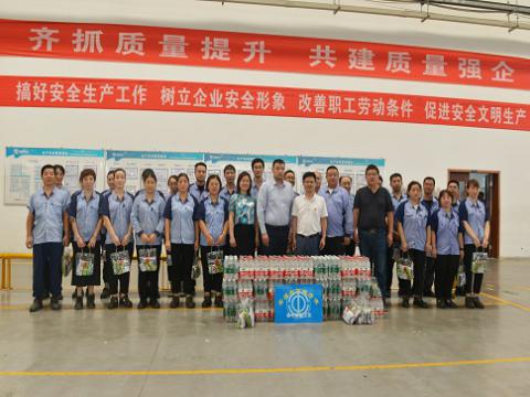 炎炎夏日，，，，，，市总工会送清凉，，，，，，丝丝关爱暖人心