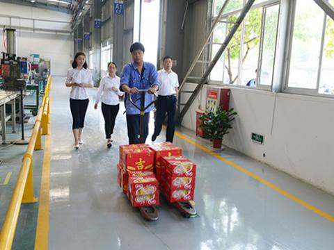 利来老牌国际官网app集团工会开展“夏日送清凉”运动